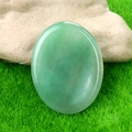 Pietra verde avventurina lucida con trama minerale naturale su paesaggio da giardino - Avventurina Verde