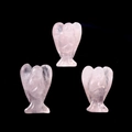 Trois mini figurines d'anges polis en quartz rose naturel sur un fond noir profond - Quartz rose