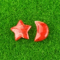 Décoration artisanale en jaspe rouge étoile et croissant de lune sur fond vert - Jaspe Rouge