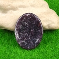 Pietra preoccupazione ovale in lepidolite viola con macchie minerali naturali - Pietra Lilla