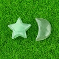 Ensemble d'étoile et lune en aventurine verte polie sur un fond de pelouse naturelle verte - Aventurine Verte