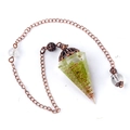 Pendolo in resina con cristalli verdi, spirale in rame e catena in bronzo antico - Cristallo di peridoto