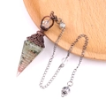 Pendolo in resina con pietre verdi naturali e spirale di rame su legno decorativo - Prehnite (Rosso Antico)