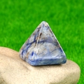 Natuurlijke gepolijste blauwe sodaliet edelsteen piramide energiesteen op rots - Blauwe sodaliet