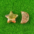 Pierres de cristal unakite naturel en forme d'étoile et de lune sur herbe verte - Unakite