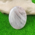 Pietra preoccupazione in quarzo rosa naturale lucido esposta su prato verde - Quarzo rosa