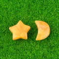 Ensemble de pierres naturelles orange étoile et lune sur fond d'herbe verte - Topaze