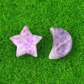 Ensemble de pierres naturelles violettes en forme d'étoile et de lune sur l'herbe - Pierre Lilas