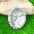 Pietra dei pensieri in howlite bianca lucida con venature grigie su erba verde naturale - Turchese Bianco