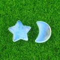 Pierres d'opale sculptées en étoile et lune sur herbe verte pour décorations - Opalite (Synthétique)