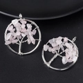Pendentif arbre de vie fait main en fil argenté avec éclats de cristaux roses naturels - Quartz rose