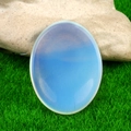Pietra dell'ansia ovale in opale lucido blu chiaro e bianco latte sull'erba - Opale (Sintetico)