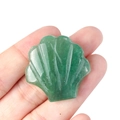 Sculpture de coquillage en aventurine verte naturelle polie tenue dans la main - Aventurine Verte