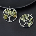Pendentif arbre de vie en fil d'argent avec éclats de cristal vert naturel - Péridot