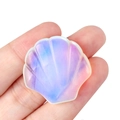 Ornement coquillage en opale irisée aux reflets rose et bleu pour bijoux DIY - Opale (Synthétique)