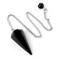 Pendule hexagonal en pierre naturelle noire polie avec une fine chaîne en métal argenté - Obsidienne