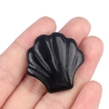 Sculpture en forme de coquillage noir brillant avec des textures détaillées à la main - Obsidienne