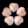 Set mit fünf natürlichen Rosenquarz-Herzsteinen mit goldener Happiness-Gravur verziert - Glück