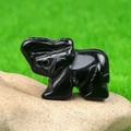Handgeschnitzte Elefantenfigur aus schwarzem Obsidian auf einem Naturstein - Obsidian