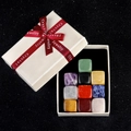 Set regalo con 10 cristalli naturali a forma di cubo e scatola per gioielli bianca - Collezione di Cubi Multicolore (Con Confezione Regalo)