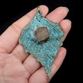 Vintage maple leaf pendant with raw gemstone in turquoise patina and bronze alloy - Dark Brown Ore Style (No. 5)