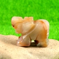 Elefantenfigur aus Naturachat mit milchig-weißen und karamellbraunen Texturen - Bunte Jade