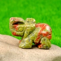 Miniatur Elefantenfigur aus natürlichem Unakit-Stein mit grünen und roten Mustern - Unakit