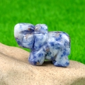 Handgeschnitzte Elefantenfigur aus blauem Sodalith mit natürlicher Steintextur für Deko - Sodalith