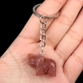 Handgehaltener 1-Zoll Elefant Schlüsselanhänger aus rotem Erdbeerquarz Stein - Violetter Aventurin