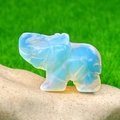 Miniatur-Nilpferd-Figur aus durchscheinendem Opalit-Edelstein auf Steinsockel - Synthetischer Opal