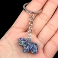 Elefanten-Schlüsselanhänger aus Sodalith-Naturstein mit blau-weißer Marmorierung - Blaupunktstein
