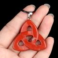 Μενταγιόν Triquetra με ιρλανδικό κέλτικο κόμπο από κόκκινο ίασπι με μαύρο κορδόνι - Κόκκινος Ίασπις