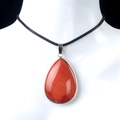 Verzilverde ketting met rode jaspis druppelhanger en zwart gevlochten koord op model - Rode Jaspis (Zilveren Rand)