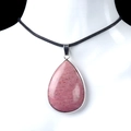 Roze druppelvormige hanger met zilveren metalen rand aan een zwart gevlochten koord - Rhodochrosiet (Zilveren Rand)