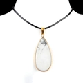 Δακρυόσχημο μενταγιόν Howlite με χρυσό περίγραμμα και μαύρο κορδόνι σε βάση μοντέλου - Χαουλίτης