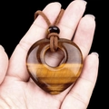 Pendentif en forme de cœur en œil de tigre naturel sur cordon de cuir marron - Œil de tigre