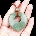 Pendentif cœur en aventurine verte avec centre creux et cordon en daim marron - Aventurine Verte