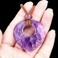 Pendentif en améthyste naturelle en forme de cœur avec cordon en cuir marron et perle - Améthyste