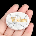 Pierre de paume en marbre blanc avec gravure dorée Wisdom pour la méditation - Sagesse (Howlite)