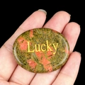 Pierre de paume en cristal naturel Unakite avec une gravure dorée Lucky - Chance (Unakite)