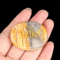 Pierre de jaspe bourdon avec gravure Belief dorée tenue à la main forme ovale - Croyance (Agate Folle)