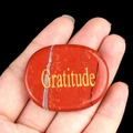 Pierre de paume en jaspe rouge avec gravure dorée Gratitude et texture naturelle - Gratitude (Jaspe Rouge)