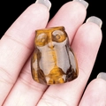 Mini Eulenfigur aus Tigerauge Stein mit natürlichen goldbraunen Streifen geschnitzt - Tigerauge
