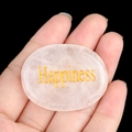 Pierre de quartz rose ovale avec gravure Happiness dorée tenue dans la main - Bonheur (Cristal Blanc)