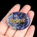 Pierre de paume en pierre naturelle bleue polie avec gravure Believe dorée - Croire (Sodalite)