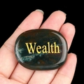 Pierre de paume verte avec gravure dorée Wealth pour méditation et cristal de guérison - Richesse (Agate de l'Inde)