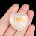Cœur en cristal blanc translucide avec gravure dorée INTP MBTI sur fond noir profond - Logicien / Intp