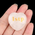 Pierre de cristal rose en forme de cœur avec lettrage doré ISTP MBTI poli - Virtuose/Istp