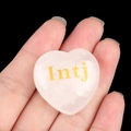 Pierre de cœur en cristal rose avec gravure INTJ dorée et texture naturelle - Architecte/Intj