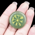 Pietra di avventurina verde con simbolo Vegvisir vichingo inciso in oro da palmo - Aventurina verde